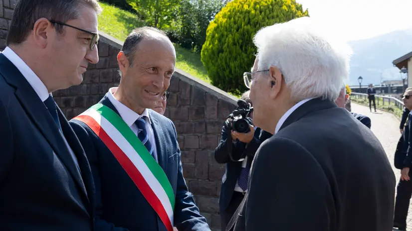 Il Presidente della Repubblica Sergio Mattarella alla cerimonia di celebrazione del quarantesimo anniversario della catastrofe di Val di Stava,accolto da Massimiliano Deflorian, Sindaco di Tesero (foto di Francesco Ammendola - Ufficio per la Stampa e la Comunicazione della Presidenza della Repubblica)