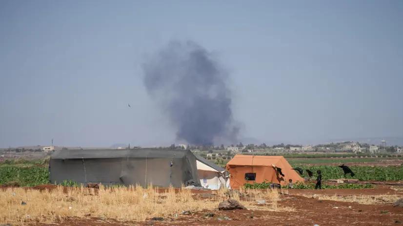 epa12243470 Smoke rises from fires in areas controlled by Druze factions in the As Suwayda (Sweida) countryside, Syria, 17 July 2025. Syrian government officials and Druze minority leaders reached a new ceasefire agreement on 16 July, following days of clashes between Bedouin tribes, Druze militants and government forces in the mainly Druze southern city of Swayda. EPA/AHMAD FALLAHA
