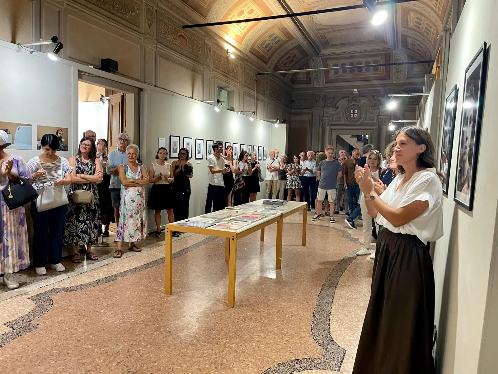L'inaugurazione della mostra fotografica di Camilla India Viadana