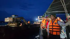 epa12247598 A handout photo made available by Vietnam News Agency shows rescuers searching for victims after a tourist boat capsized in Ha Long Bay, Quang Ninh province, Vietnam, 19 July 2025. At least 18 people died and several are missing after a tourist boat carrying 53 people onboard capsized in Ha Long Bay on 19 July, according to state media. EPA/VIETNAM NEWS AGENCY /HANDOUT VIETNAM OUTHANDOUT EDITORIAL USE ONLY/NO SALES