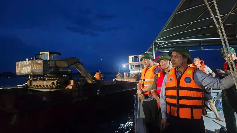 epa12247598 A handout photo made available by Vietnam News Agency shows rescuers searching for victims after a tourist boat capsized in Ha Long Bay, Quang Ninh province, Vietnam, 19 July 2025. At least 18 people died and several are missing after a tourist boat carrying 53 people onboard capsized in Ha Long Bay on 19 July, according to state media. EPA/VIETNAM NEWS AGENCY /HANDOUT VIETNAM OUTHANDOUT EDITORIAL USE ONLY/NO SALES