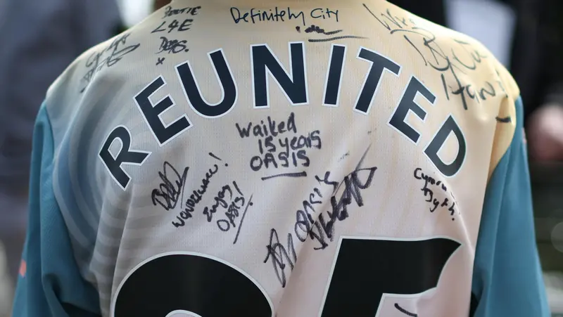 Una maglia da calcio che omaggia gli Oasis - Foto Ansa © www.giornaledibrescia.it
