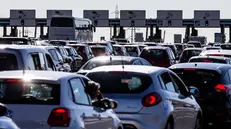Auto incolonnate al casello Roma Est dell’autostrada Roma - L'Aquila -Teramo per il controesodo estivo, Roma, 29 agosto 2021. ANSA/ANGELO CARCONI