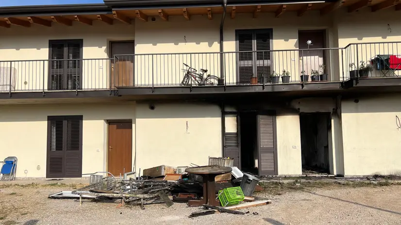 La palazzina danneggiata dalle fiamme a Mazzano © www.giornaledibrescia.it