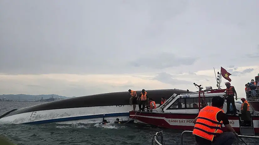 epa12247599 A handout photo made available by Vietnam News Agency shows rescuers searching for victims after a tourist boat capsized in Ha Long Bay, Quang Ninh province, Vietnam, 19 July 2025. At least 18 people died and several are missing after a tourist boat carrying 53 people onboard capsized in Ha Long Bay on 19 July, according to state media. EPA/VIETNAM NEWS AGENCY /HANDOUT VIETNAM OUTHANDOUT EDITORIAL USE ONLY/NO SALES
