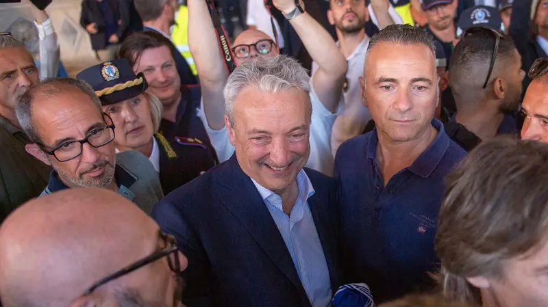 Giuseppe Pasini sorridente in mezzo ai tifosi - Foto New Reporter Papetti © www.giornaledibrescia.it