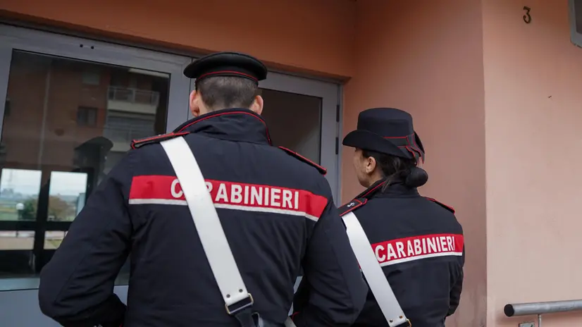 Femminicidio e tentato suicidio a Venaria Reale, nel Torinese. Quello del 9 febbraio 2025 è il quarto in due mesi. Una donna di 51 anni, Cinzia D'Aries, è stata trovata morta in casa, in via Gozzano 3, riversa a terra, in bagno. Il marito, Pietro Quartuccio, 56 anni, l'ha colpita più volte alla schiena con un coltello da cucina. Poi ha tentato di suicidarsi probabilmente ingerendo dei farmaci ANSA/JESSICA PASQUALON