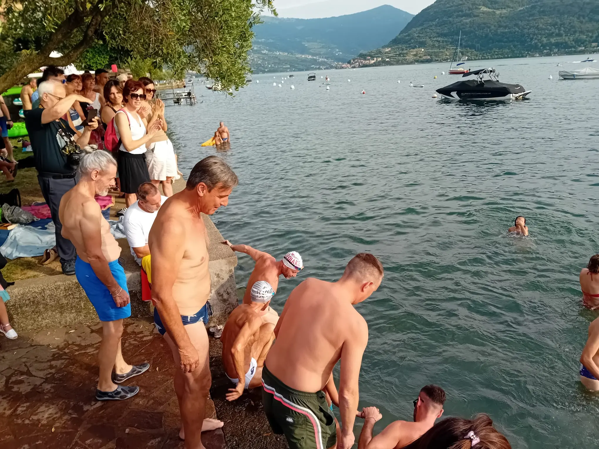 Il tuffo collettivo a Marone in ricordo del «Kaimano» Troletti