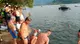 Il tuffo collettivo a Marone in ricordo del «Kaimano» Troletti
