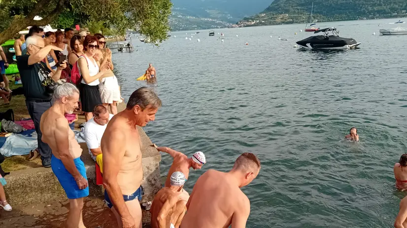 Il tuffo collettivo a Marone in ricordo del «Kaimano» Troletti