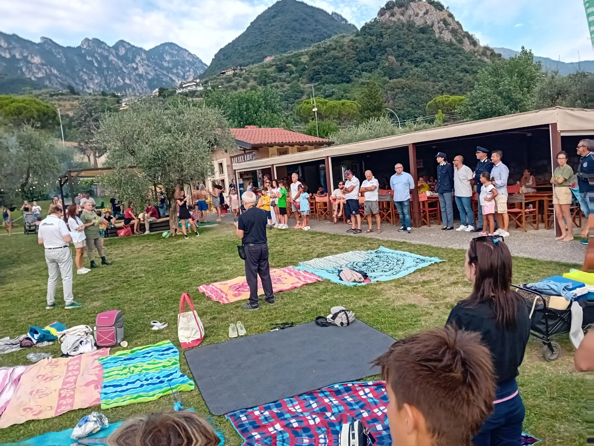 Il tuffo collettivo a Marone in ricordo del «Kaimano» Troletti