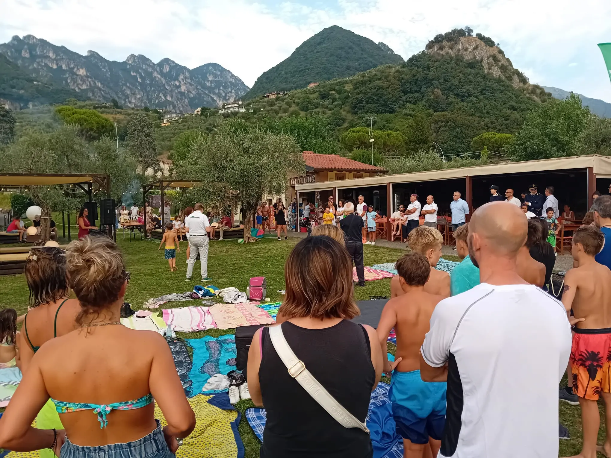 Il tuffo collettivo a Marone in ricordo del «Kaimano» Troletti