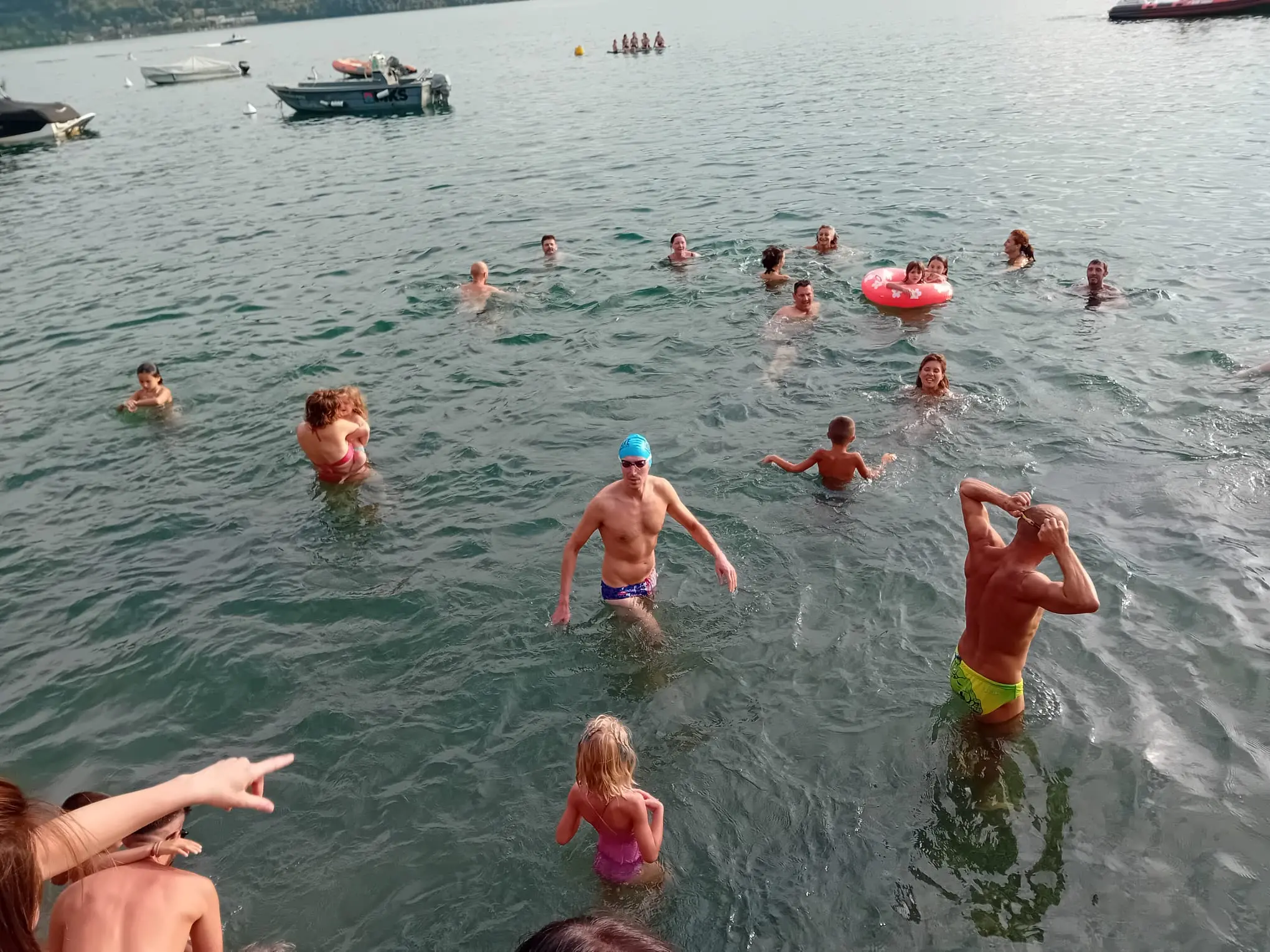 Il tuffo collettivo a Marone in ricordo del «Kaimano» Troletti