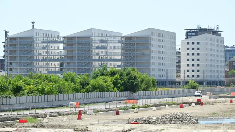 Il cantiere del Villaggio Olimpico edificato in vista delle Olimpiadi Invernali Milano-Cortina 2026, MIlano, 10 luglio 2025. Il Villaggio Olimpico nell'ala ovest dell'ex Scalo di Porta Romana a Milano diventa più capiente, fino a 1700 posti letto e avrà già gli arredi definitivi in modo da ridurre a 4 mesi i tempi di conversione in studentato e ridurre gli sprechi, inoltre saranno già allestiti tutti i servizi (palestra, coworking, ristorazione e strutture medico-sanitarie) che poi resteranno al quartiere quando i Giochi saranno finiti.ANSA/DANIEL DAL ZENNARO