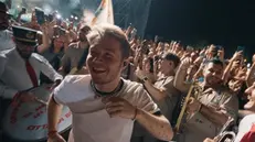Alfa nel video con la banda