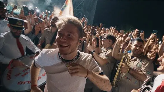 Alfa nel video con la banda