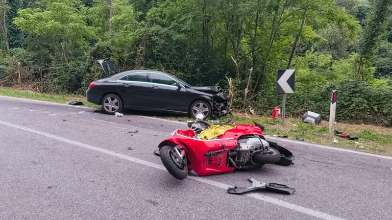 L'auto e la moto dopo l'incidente