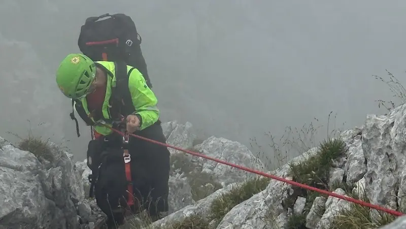 Il momento del salvataggio del Soccorso alpino - Foto Soccorso alpino