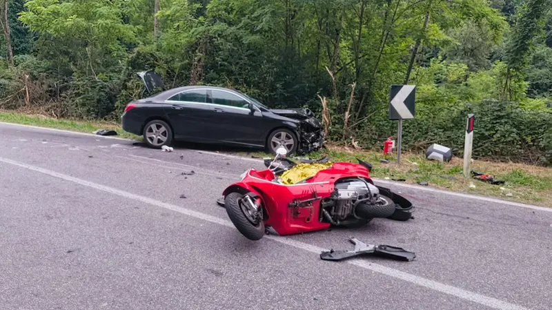 L'auto e la moto dopo l'incidente