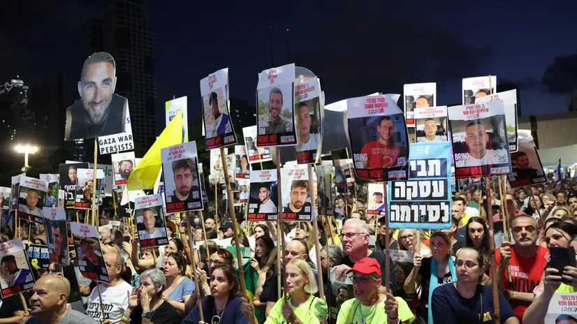 epa12247915 Supporters and families of Israeli hostages held by Hamas in Gaza gather for a rally ahead of a march towards the US Embassy in Tel Aviv, Israel, 19 July 2025. According to the Israeli army (IDF) spokesperson, around 50 Israeli hostages remain in captivity in the Gaza Strip, including the bodies of at least 30 confirmed dead. EPA/ABIR SULTAN EPA