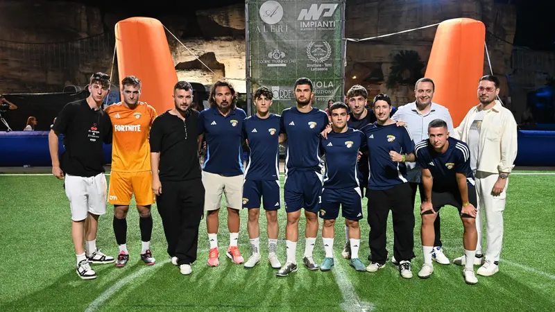La squadra dei Bommers di Fedez con gli organizzatori del torneo
