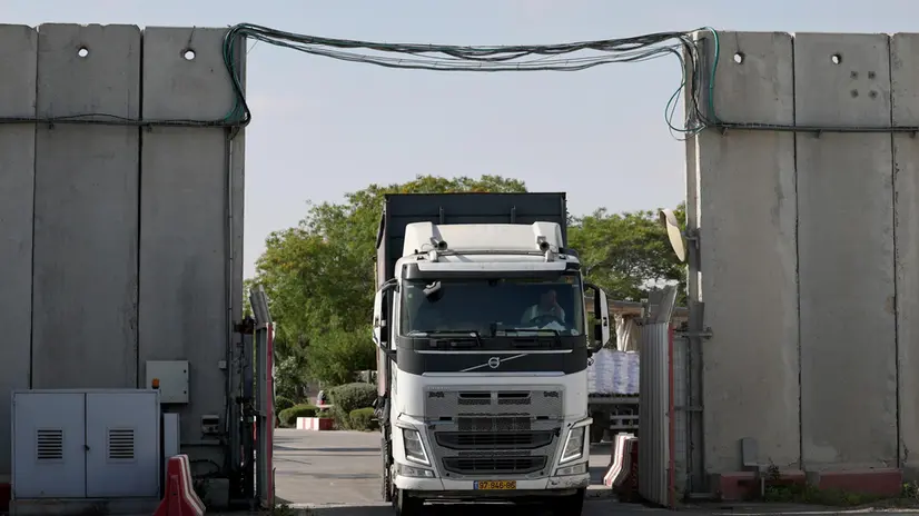 epa12124596 Trucks carrying aid wait to enter the Gaza Strip at the Kerem Shalom crossing, in southern Israel, 22 May 2025. According to the UN half a million people, or one in five people in the Strip are facing starvation while the entire population of the Gaza Strip continues to face a critical risk of famine following 19 months of conflict, mass displacement and severe restrictions on humanitarian aid. EPA/ATEF SAFADI