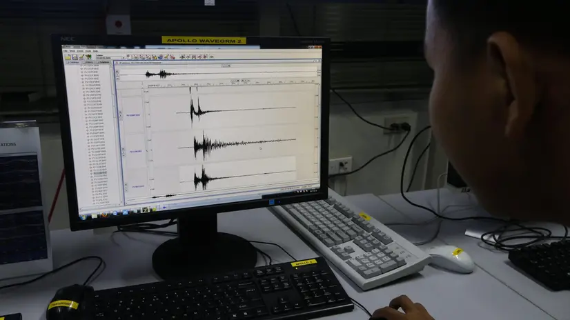 epa05708957 A member of an earthquake monitoring team views a computer screen showing data on earthquake activity at the Philippine Institute of Volcanology and Seismology (Phivolcs) in Quezon City, east of Manila, Philippines 10 January 2017. An earthquake measuring 7.2 on the Richter scale struck Celebes Sea, between southern Philippines and northern Indonesia. The Pacific Tsunami Warning Center said there is no tsunami threat because the earthquake is located too deep inside the earth. EPA/ROLEX DELA PENA