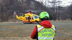 Uomini del soccorso alpino in occasione della morte del cacciatore di 66 anni caduto in un un dirupo in località Pian della Marmotta, sopra Valprato Soana, Torino, 10 Dicembre 2016. L'uomo, residente a Ivrea, si sarebbe allontanato per inseguire una preda, scivolando, poi, su un terreno innevato a duemila metri di altezza. ANSA/ UFFICIO STAMPA/ SOCCORSO ALPINO E SPELEOLOGICO PIEMONTE +++ NO SALES, EDITORIAL USE ONLY +++