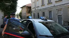 I carabinieri nell'area dismessa a Macherio (Monza) dove è stata trovata morta una donna, 17 luglio 2025. ANSA/FABRIZIO RADAELLI