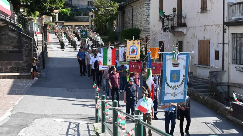 La sfilata degli Alpini a Bovegno - Foto Marco Ortogni/Neg © www.giornaledibrescia.it