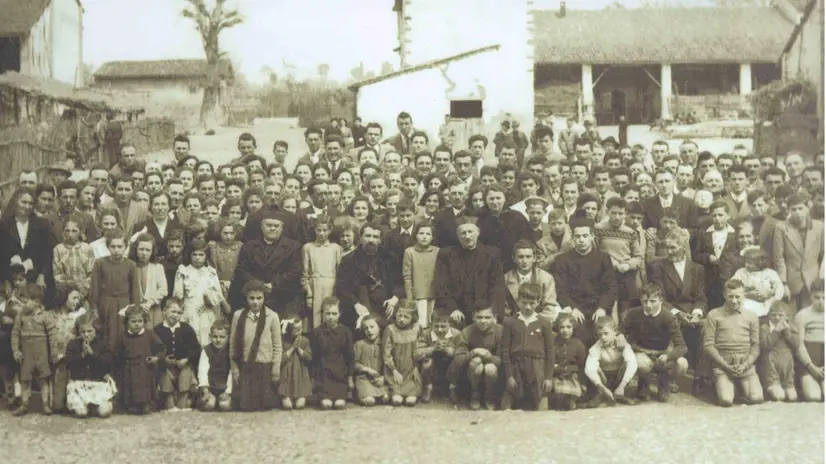 Una foto d'epoca dei contadini e delle famiglie che abitavano la cascina Scovola