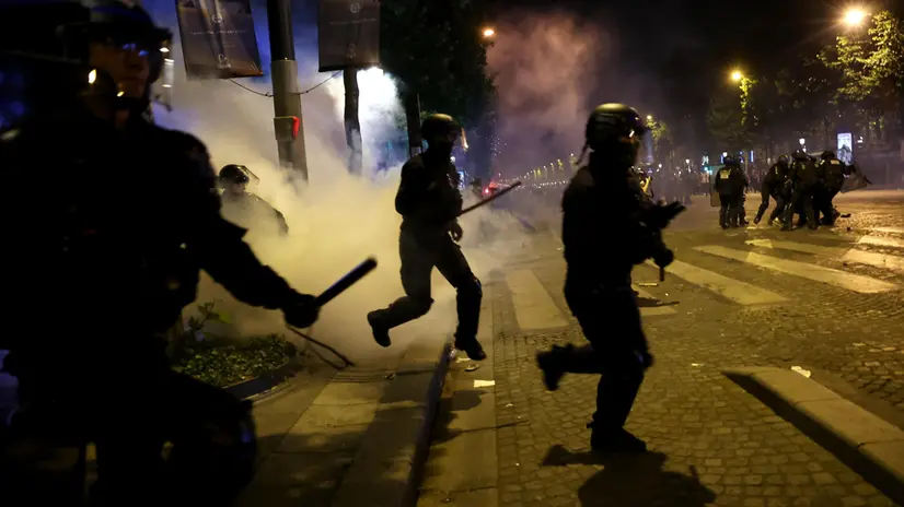 epaselect epa12148414 French police in action as fans of PSG celebrate after their team won the UEFA Champions League final between Paris Saint-Germain and Internazionale Milano, Paris, France, 31 May 2025. EPA/CHRISTOPHE PETIT TESSON