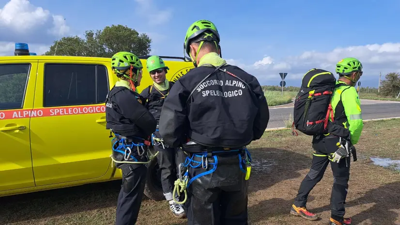 Sono riprese questa mattina le ricerche di Davide Manca, il velista disperso nell'area di Monte Arcosu a Siliqua durante il nubifragio nella notte tra sabato e domenica. Il giovane, impegnato in una escursione insieme a un gruppo di altre otto persone, è stato trascinato via dall'acqua mentre a bordo del fuoristrada cercava di raggiungere il rifugio. Questa mattina i vigili del fuoco e il Soccorso alpino sono arrivati nell'area di Siliqua. Ingente il dispiegamento di forze: i vigili del fuoco sono impegnati con il Nucleo elicotteri di Alghero, otto soccorritori del Nucleo alpino fluviale, i colleghi del Nucleo cinofili e gli specialisti dal Sapr che si occupano di pilotare i droni. ANSA/US SOCCORSO ALPINO E SPELEOLOGICO +++ NO SALES, EDITORIAL USE ONLY +++ NPK +++