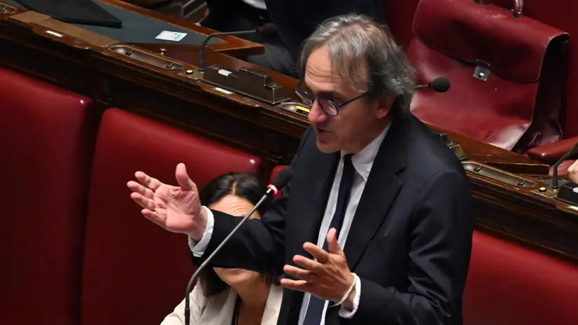Angelo Bonelli nel corso delle dichiarazioni di voto di fiducia posto dal governo sul Dl Infrastrutture strategiche alla Camera dei Deputati, Roma 10 luglio 2025. ANSA/MAURIZIO BRAMBATTI