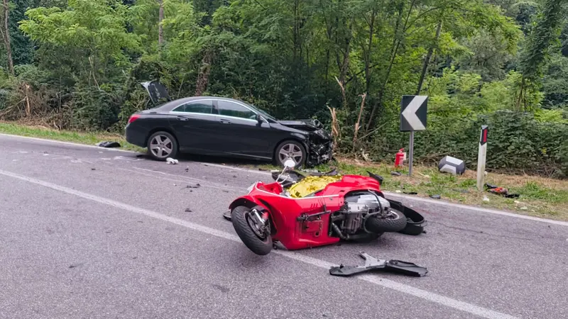 La moto dopo l'incidente - © www.giornaledibrescia.it