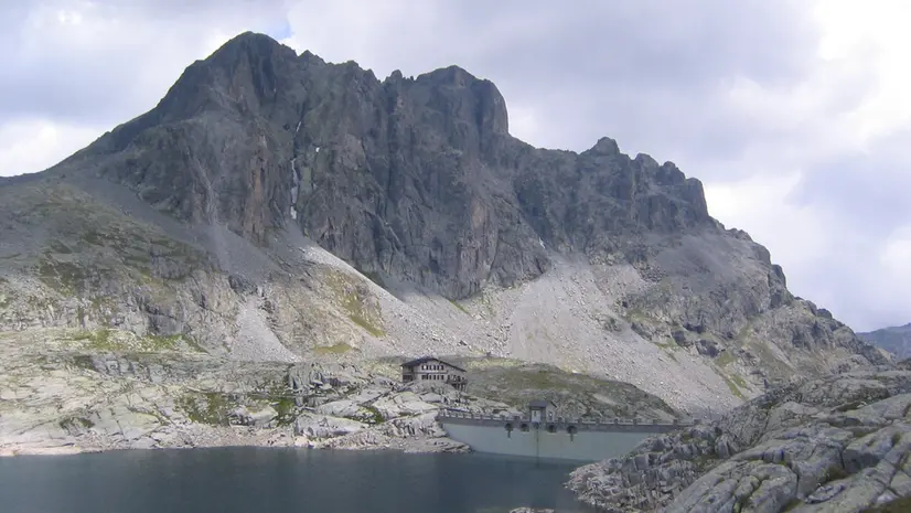 Il Blumone, il rifugio Tita Secchi e il lago della Vacca - © www.giornaledibrescia.it