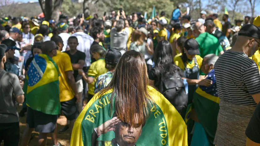 epa12249904 People take part in a protest in support of former Brazilian President Jair Bolsonaro in front of the Central Bank in Brasilia, Brazil, 20 July 2025. EPA/ANDRE BORGES