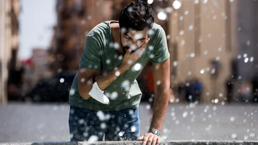 Persone si rinfrescano nella fontana di piazza del Popolo per il caldo, Roma, 29 luglio 2020. ANSA/ANGELO CARCONI