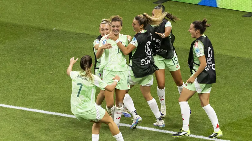 epa12241951 Italy's Cristiana Girelli (3-L) celebrates scoring the 0-1 goal with her teammates during the UEFA Women's EURO 2025 quarter final soccer match between Norway and Italy in Geneva, Switzerland, 16 July 2025. EPA/SALVATORE DI NOLFI