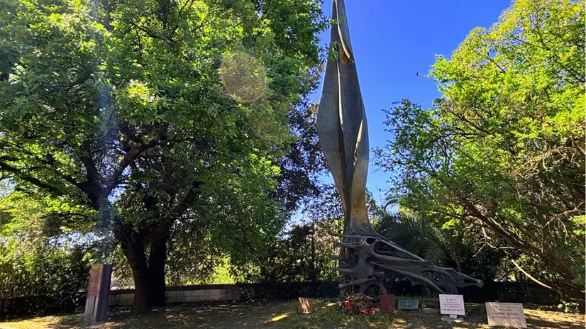 Nella foto, tratta dal sito turistico ufficiale del Comune di Roma, il monumento dedicato a Giacomo Matteotti sul Lungotevere Arnaldo da Brescia prima che una delle lapidi venisse vandalizzata. WEB/TURISMOROMA +++ USARE SOLO PER ILLUSTRARE OGGI LA NOTIZIA INDICATA NEL TITOLO - NON ARCHIVIARE - NON VENDERE - NON USARE PER FINI NON GIORNALISTICI - NPK+++