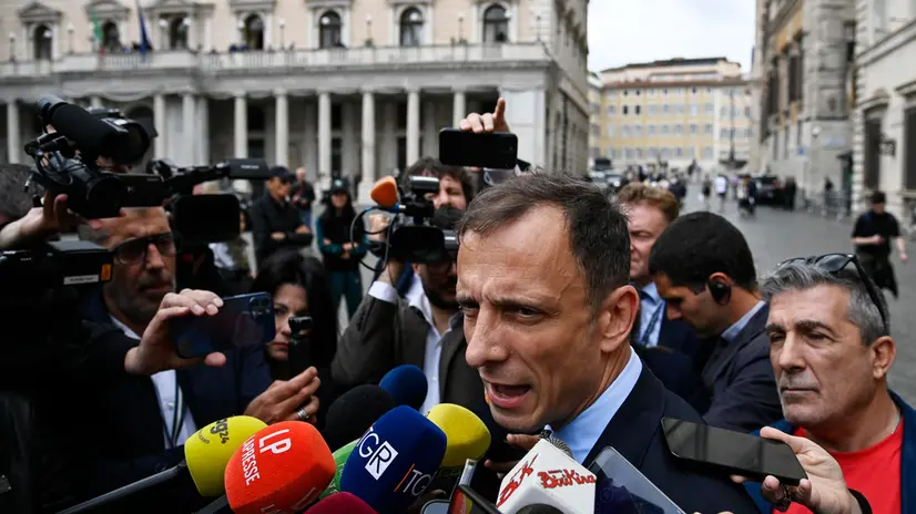 Il presidente della regione Friuli Venezia Giulia, Massimiliano Fedriga, intervistato dai giornalisti mentre lascia Palazzo Chigi diodi l’incontro con la premier Meloni, Roma, 22 maggio 2025. ANSA/RICCARDO ANTIMIANI