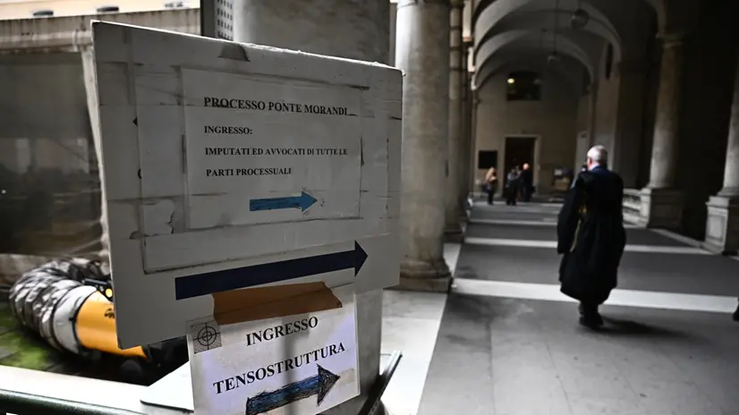 Avvocato a palazzo di Giustizia per il processo sul crollo del ponte Morandi. Genova, 27 marzo 2025. ANSA/LUCA ZENNARO (Avvocati, avvocato, processo, processi, palazzo di giustizia, incartamenti, legale, legali)