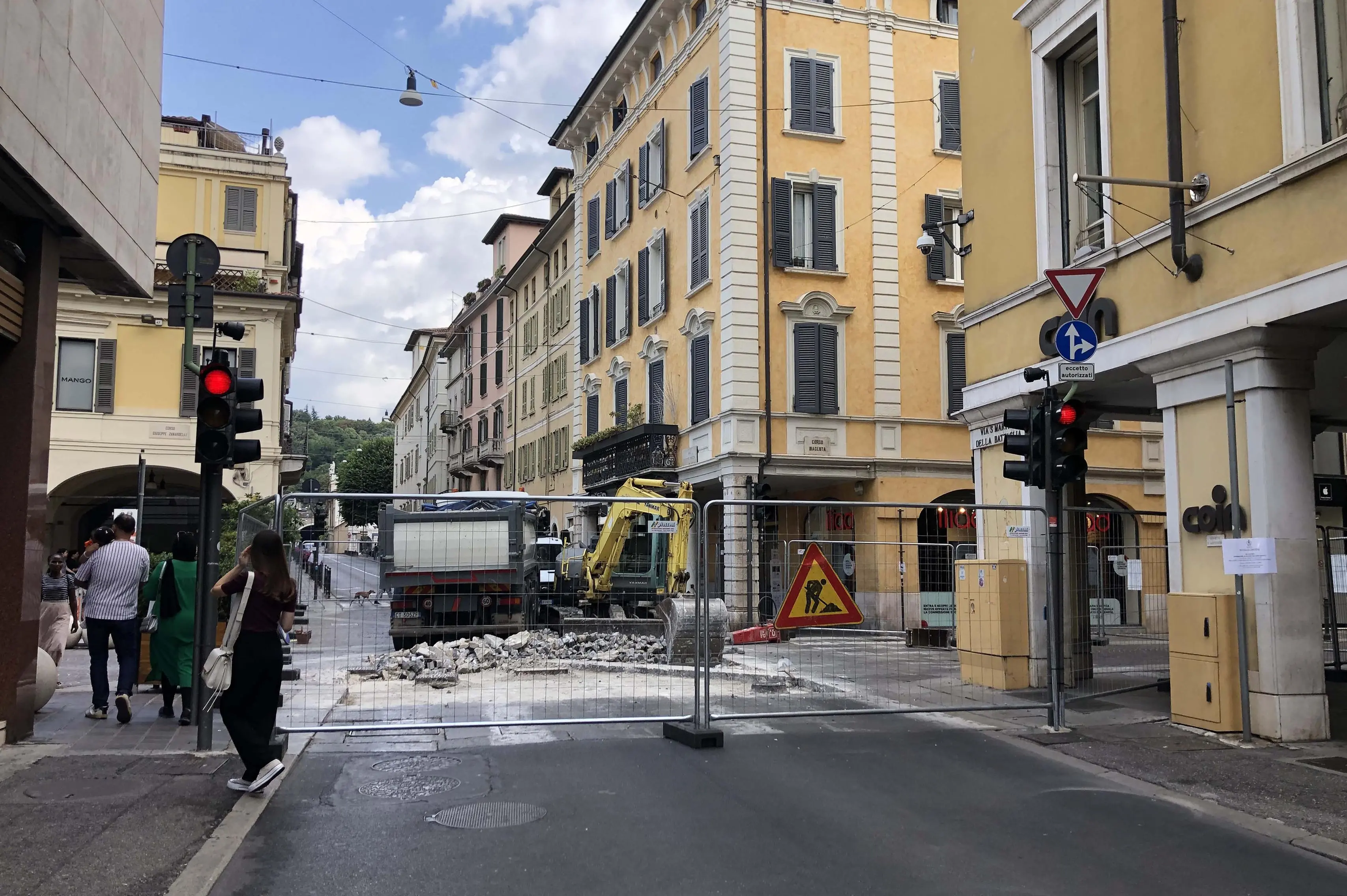 I lavori sulla pavimentazione in centro