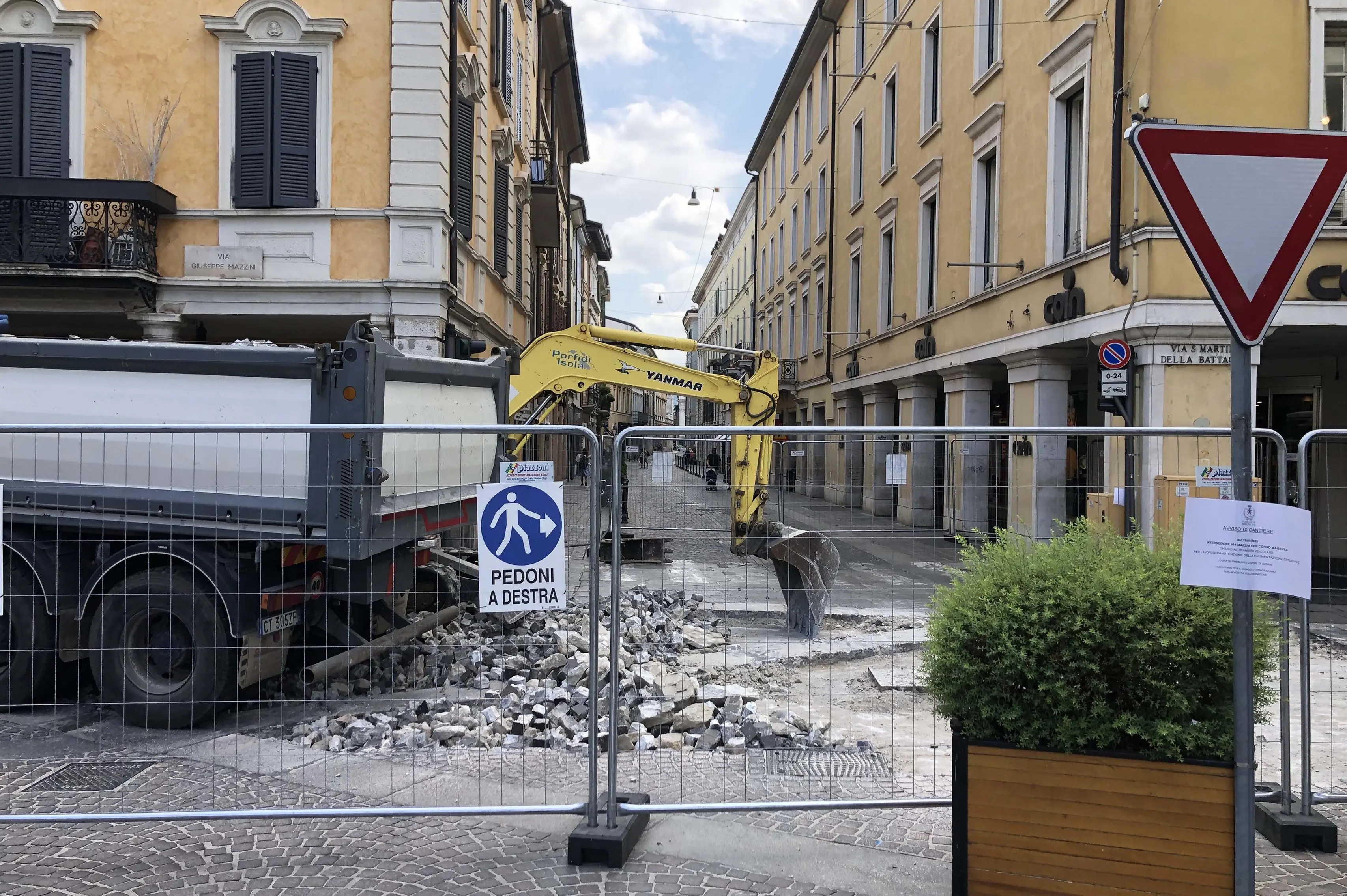 I lavori sulla pavimentazione in centro
