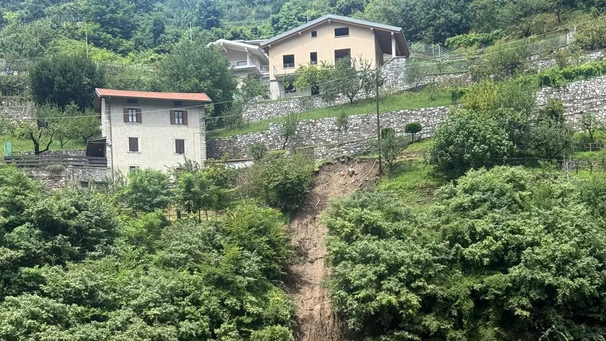 La frana caduta tra Bienno e Prestine - © www.giornaledibrescia.it
