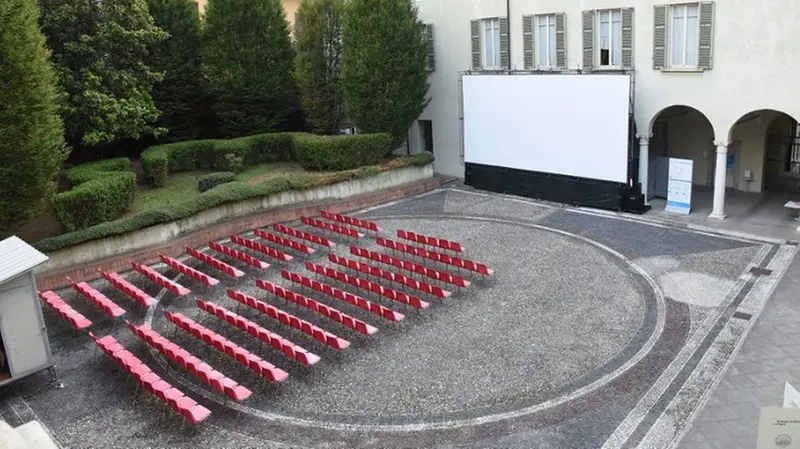 Il cortile di Giurisprudenza dove si svolge Esterno notte
