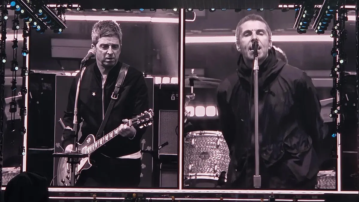 Il maxischermo del concerto degli Oasis