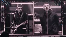 Il maxischermo del concerto degli Oasis