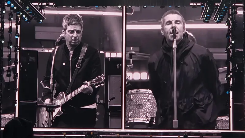 Il maxischermo del concerto degli Oasis