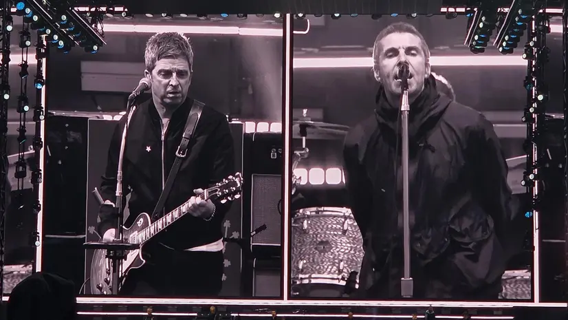 Il maxischermo del concerto degli Oasis